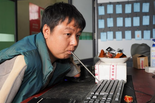 用户嘴部操作设备实景