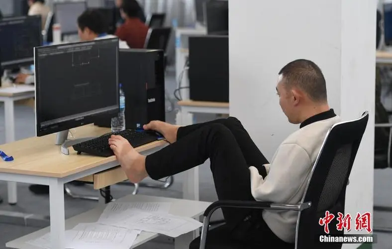 用户脚部操作设备实景